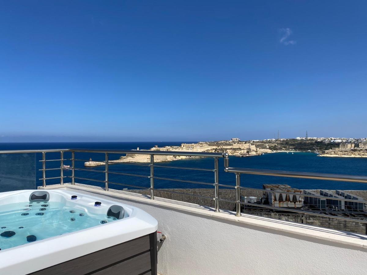 Valletta Luxury 4-Bedroom Duplex With Stunning Sea Views Private Terrace And Jacuzzi Esterno foto